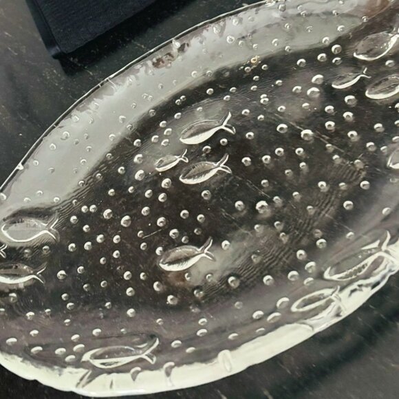 Craft Clear Seeded Glass Serving Dish with Raised Fish Pattern Oval 8" diameter - Picture 2 of 3
